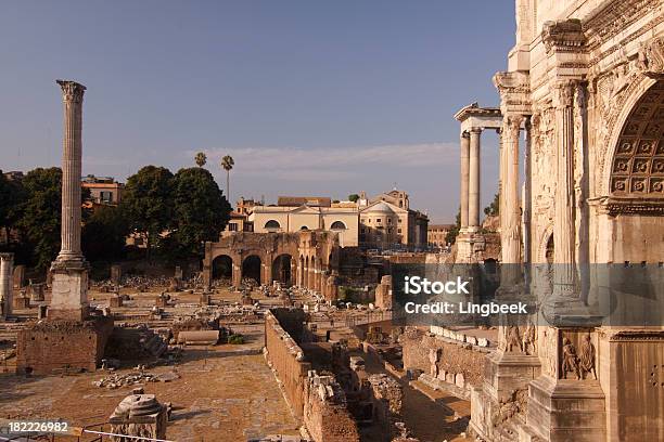 Foro Romano En Roma Italia Foto de stock y más banco de imágenes de Aire libre - Aire libre, Antiguo, Arqueología