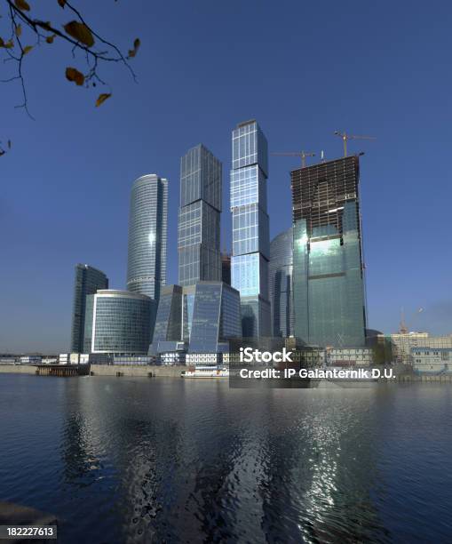 Costruzione Di Grattacieli In Centro Città Sulla Pittoresca Quay - Fotografie stock e altre immagini di Acciaio