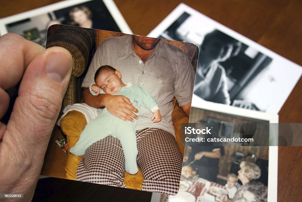 Vintage photo de dormir petite fille tenue de père - Photo de 1970-1979 libre de droits