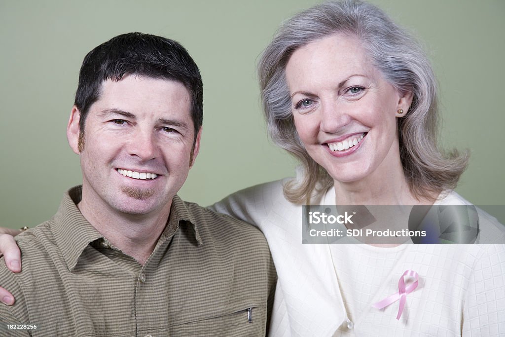 Felice Madre e figlio in un sopravvissuto al cancro evento - Foto stock royalty-free di Abbigliamento casual