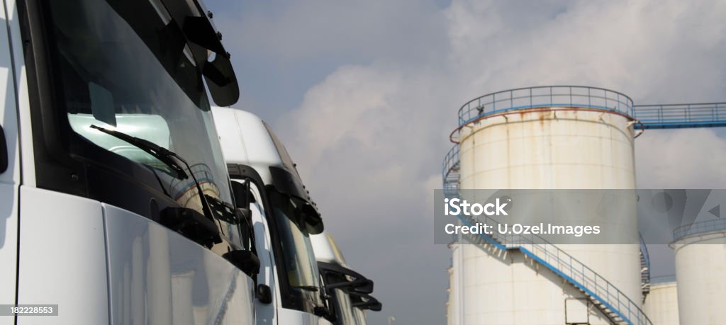 Camiones esperando aceite - Foto de stock de Blanco - Color libre de derechos