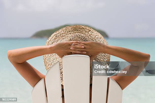 Frau Ruhen Auf Einem Stuhl Stockfoto und mehr Bilder von Strand - Strand, Frauen, Sonnenbaden