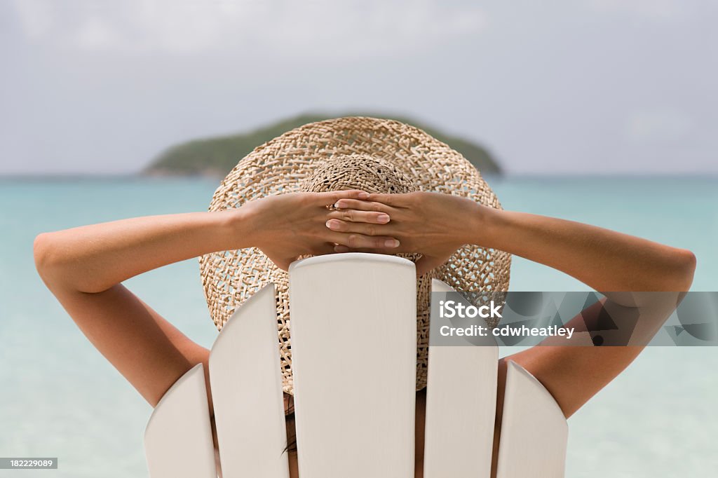 Mulher descansando em uma cadeira - Foto de stock de Praia royalty-free