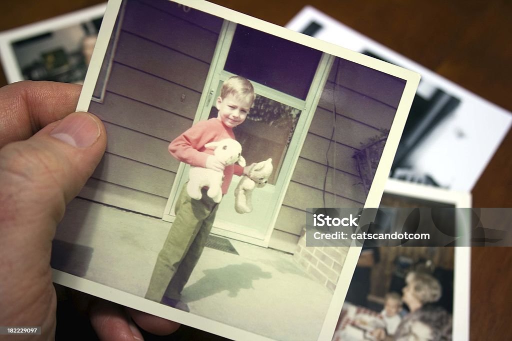 Hand, die hält Vintage Foto von Kindern bei der SOMMER - Lizenzfrei Fotografisches Bild Stock-Foto