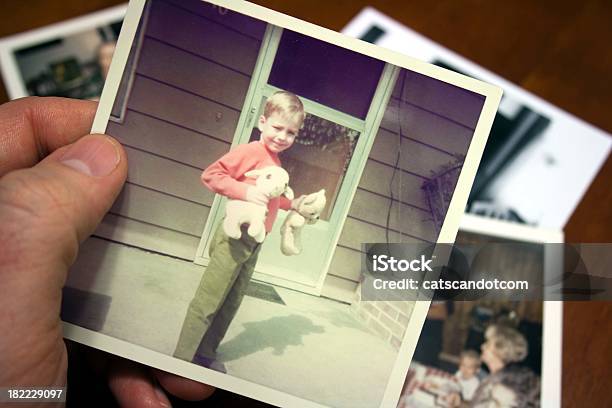 Hand Die Hält Vintage Foto Von Kindern Bei Der Sommer Stockfoto und mehr Bilder von Fotografisches Bild