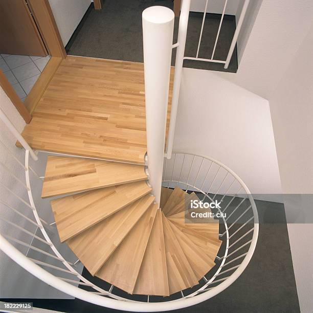 Madera Escalera Circular Desde Arriba Foto de stock y más banco de imágenes de Arquitectura - Arquitectura, Barandilla - Característica de edificio, Bienestar