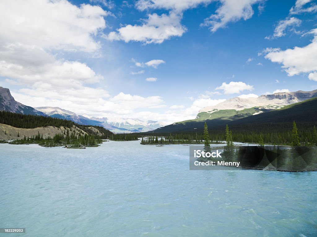 Canadian Rocky Mountains vista para o rio - Foto de stock de Aberto royalty-free