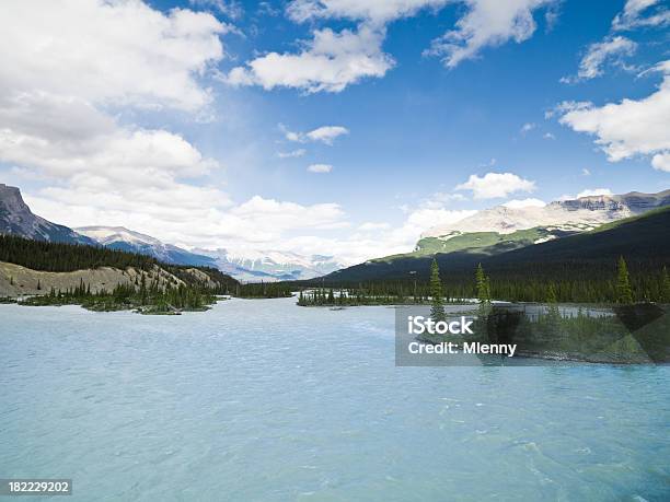 Foto de Canadian Rocky Mountains Vista Para O Rio e mais fotos de stock de Aberto - Aberto, Acessibilidade, Alberta