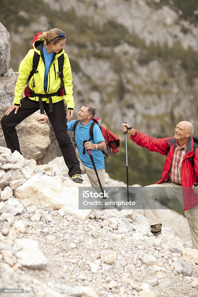 Glücklich senior weiblichen Wanderer Wandern mit guide - Lizenzfrei Im Freien Stock-Foto