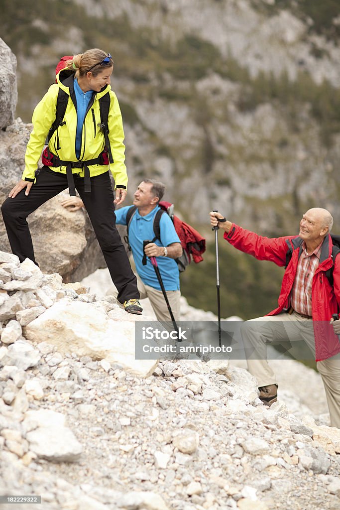 Feliz mujer con mayor hikers guía de excursionismo - Foto de stock de Aire libre libre de derechos
