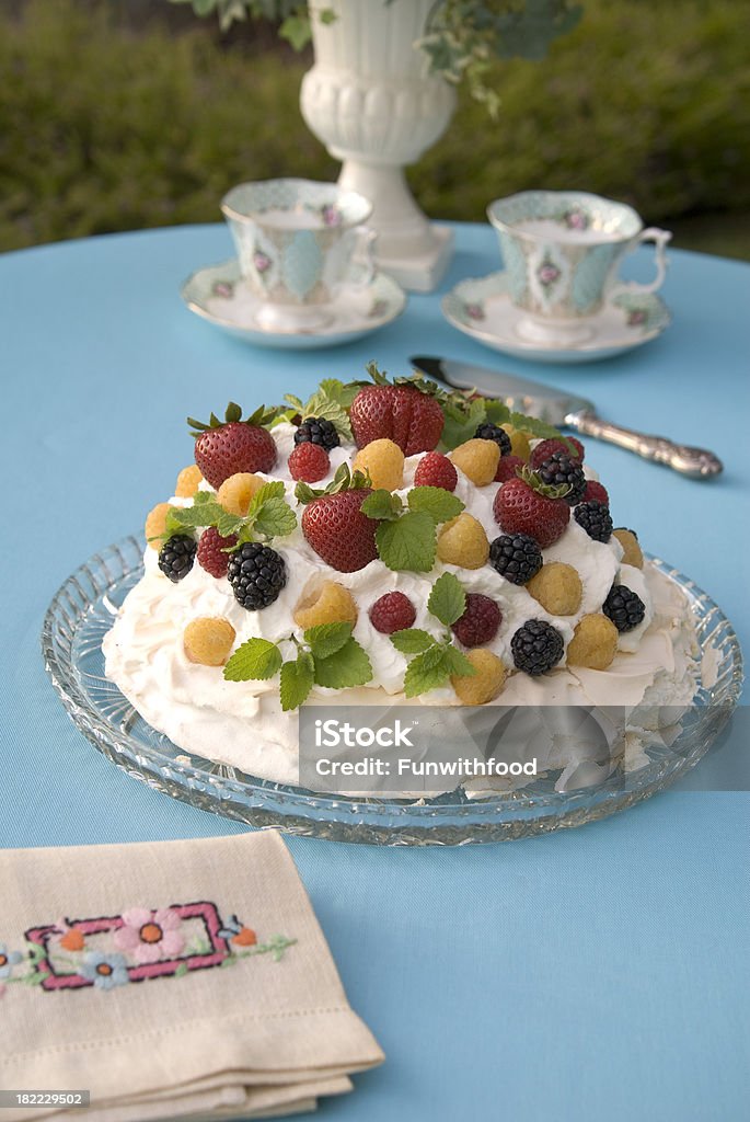 Fragola fresca frutta Pavlova Torta dolce, Tavolo da Picnic & tè del pomeriggio - Foto stock royalty-free di Ambientazione esterna