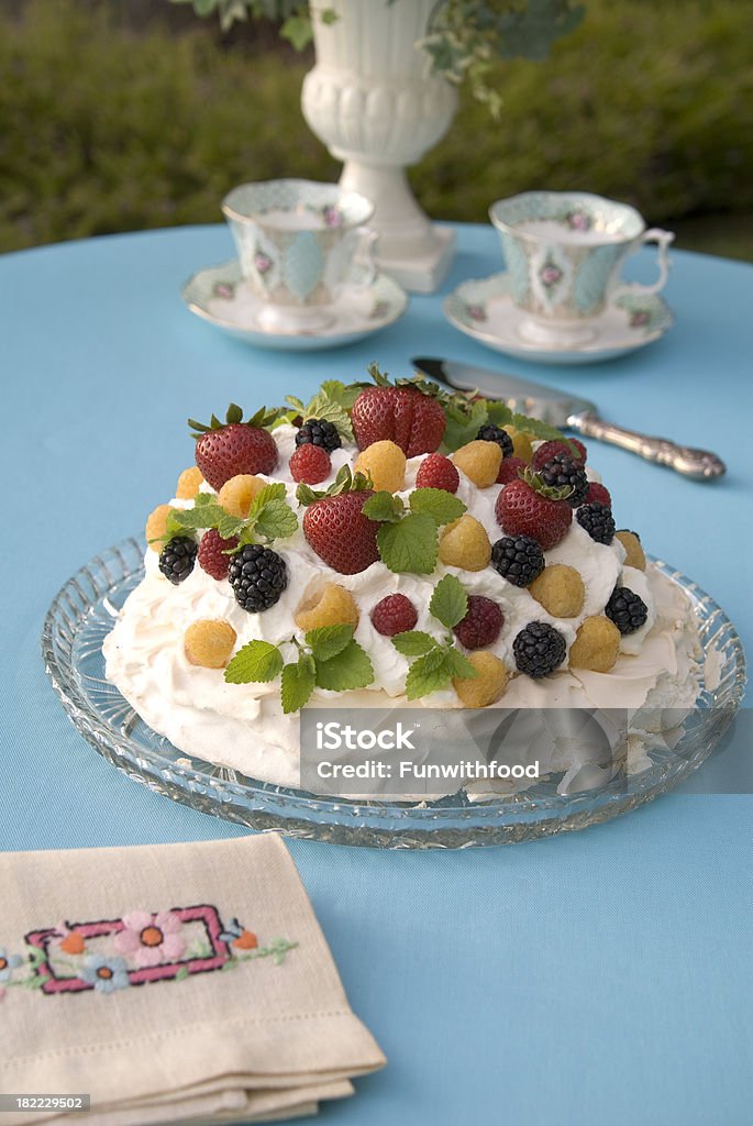 Morango e frutas frescas Pavlova Bolo de Sobremesa, Mesa de Piquenique & Chá da Tarde - Royalty-free Amora Preta Foto de stock