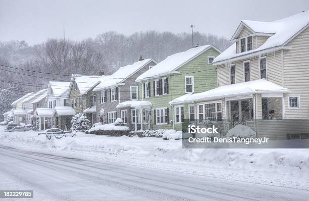 Snowstorm Foto de stock y más banco de imágenes de Invierno - Invierno, Nueva Inglaterra - Estados Unidos, Suburbio - Zona residencial