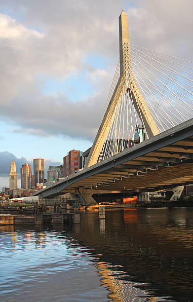 zakim バンカーヒル橋 - boston bridge leonard p zakim bunker hill bridge massachusetts ストックフォトと画像