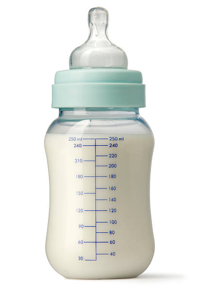 ベビー用品： ミルクのボトル - feeding bottle ストックフォトと画像