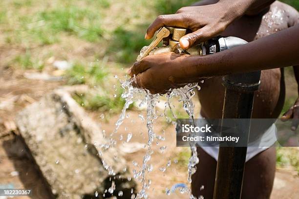 Bambino Mani Sotto Acqua Corrente - Fotografie stock e altre immagini di Africa - Africa, Acqua, Pompa dell'acqua