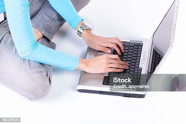 Korzystać Z Laptopa - zdjęcia stockowe i więcej obrazów Kobiety - Kobiety, Korzystać z laptopa, Podłoga