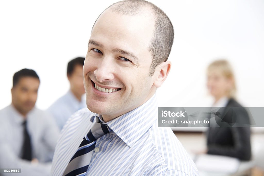 Confiante homem de negócios com equipe - Foto de stock de 25-30 Anos royalty-free