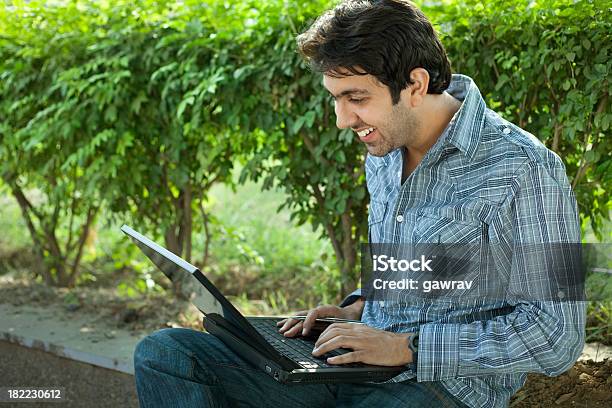 Feliz Joven Está Trabajando En Una Computadora Portátil En El Día Foto de stock y más banco de imágenes de 25-29 años