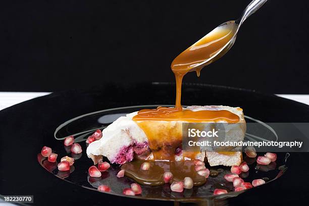 Budino Di Pane Con Salsa Al Caramello - Fotografie stock e altre immagini di Budino di pane - Budino di pane, Bacca, Caramello