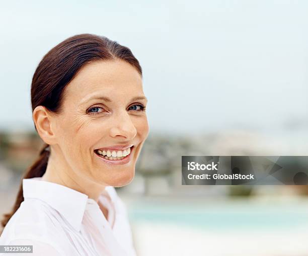 ポートレートた笑顔のミッドアダルト女性 - 1人のストックフォトや画像を多数ご用意 - 1人, 30代, 30代の女性