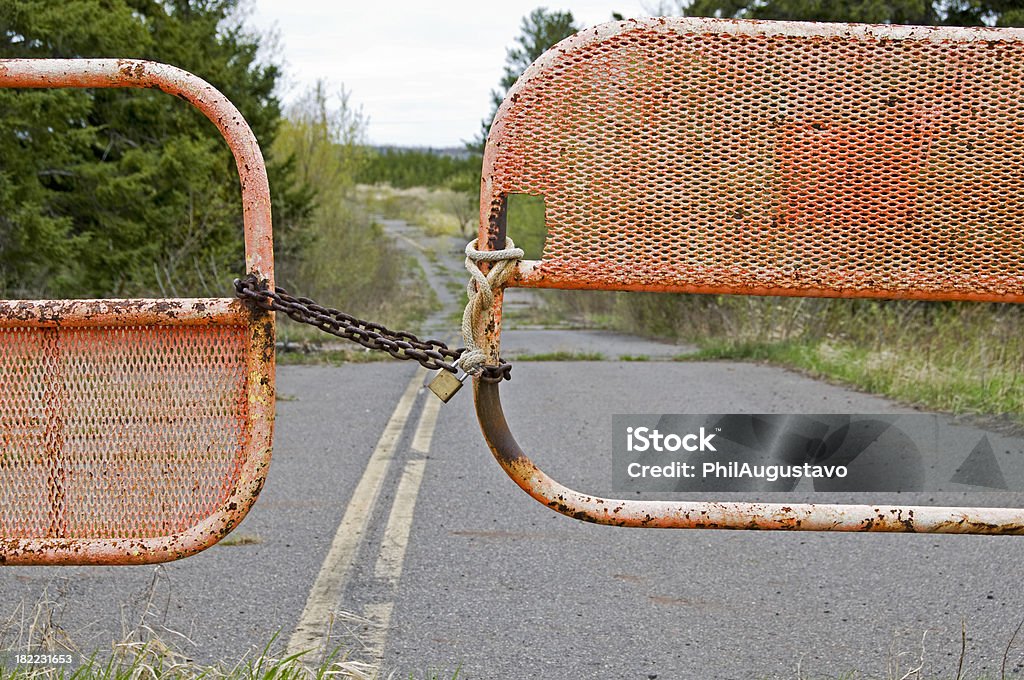 Portões trancados em fechado road - Foto de stock de Antigo royalty-free