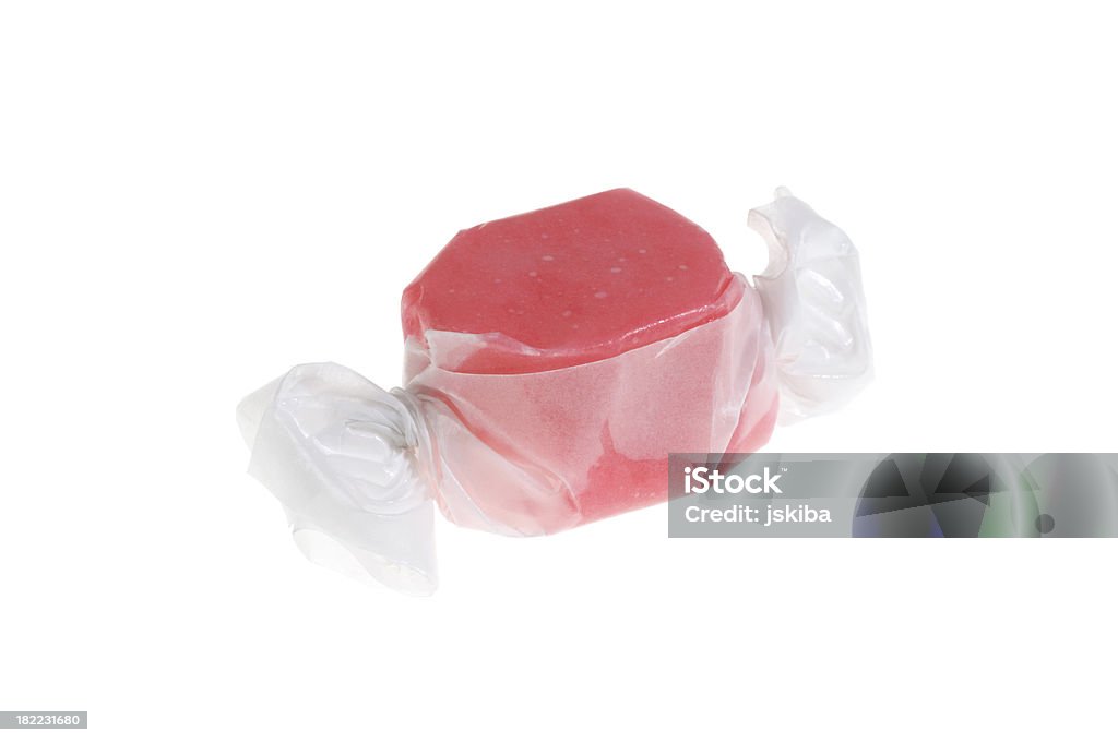 Singolo isolato pezzo di acqua salata taffy su sfondo bianco - Foto stock royalty-free di Caramella morbida