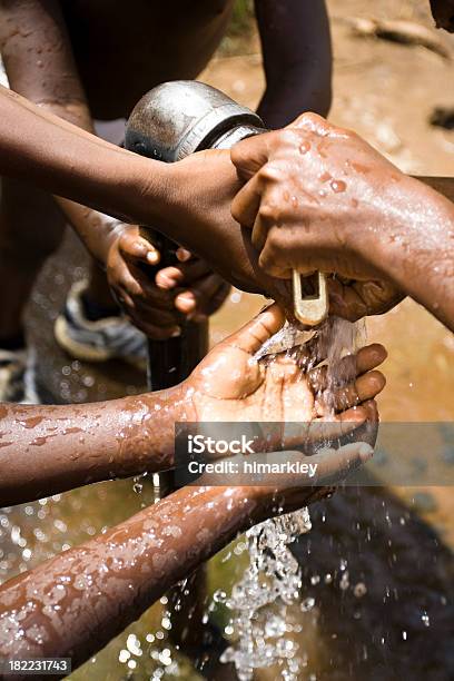 Acqua Versare In Una Pompa Oltre Mani Di Bambini Africani - Fotografie stock e altre immagini di Acqua