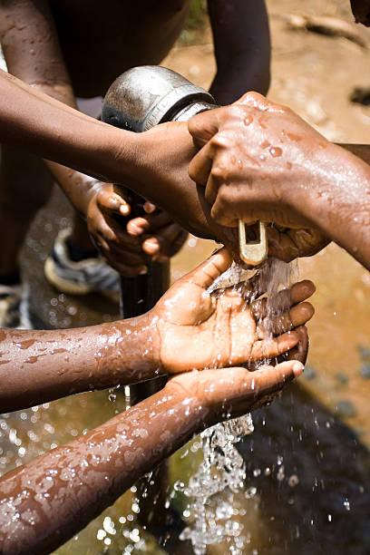 水を注ぐのパンプス、アフリカの子供の手 - homelessness human hand dirty unhygienic ストックフォトと画像