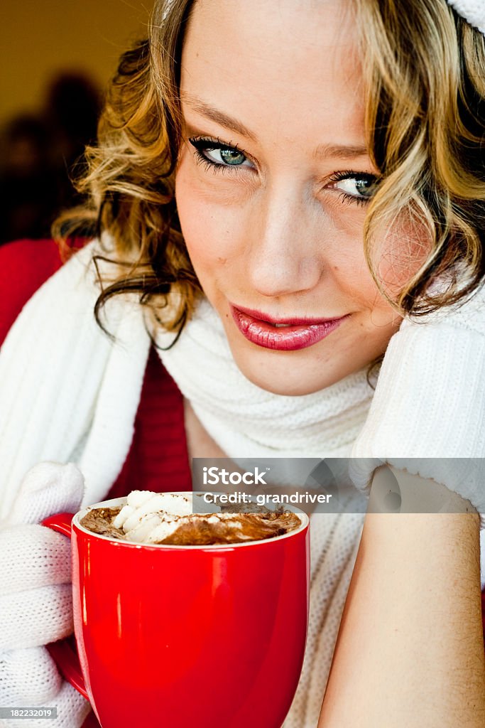 Хорошенькая девочка в кафе - Стоковые фото Вертикальный роялти-фри