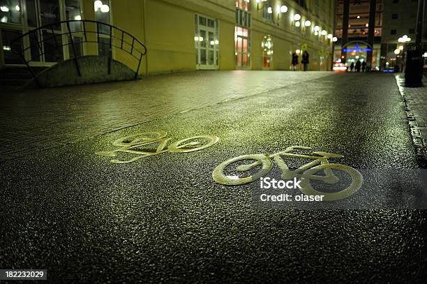 Bike Lane Symbole Bei Nacht Stockfoto und mehr Bilder von Ampel - Ampel, Asphalt, Einspurige Straße