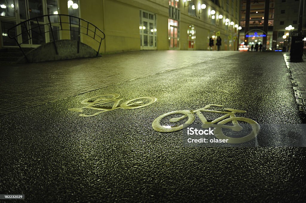 夜の自転車レーンシンボル - アスファルトのロイヤリティフリーストックフォト