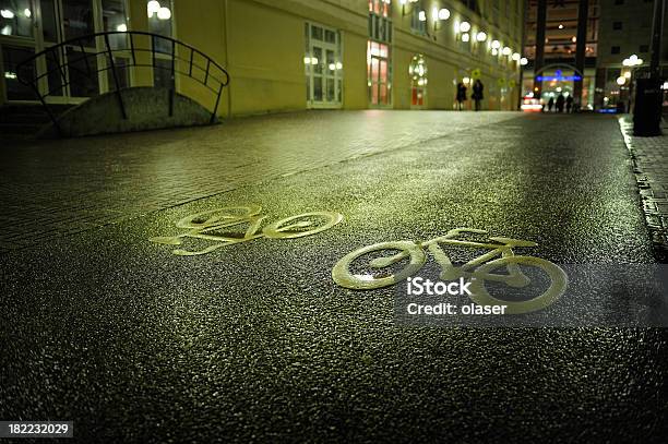 자전거 소로 기호들 야경 0명에 대한 스톡 사진 및 기타 이미지 - 0명, 거리, 경계 표지