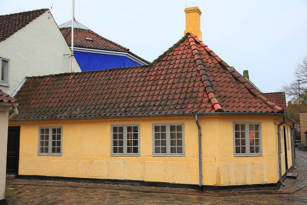 hans christian andersen house odense sur un jour de pluie - odense hans christian andersen town denmark photos et images de collection