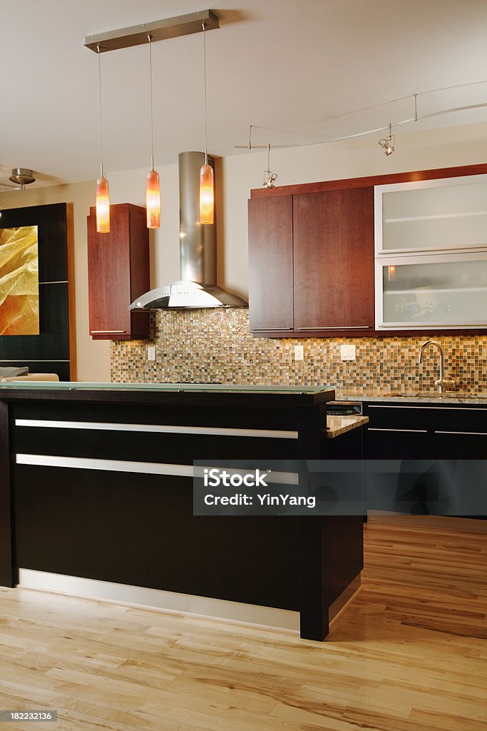 Moderne Küche Interieur mit Insel-Bar, Vt - Lizenzfrei Beleuchtet Stock-Foto