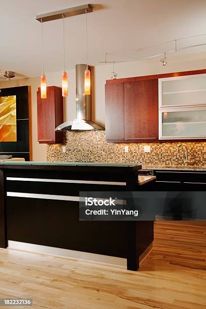 Moderne Küche Interieur Mit Inselbar Vt Stockfoto und mehr Bilder von Beleuchtet - Beleuchtet, Dekorieren, Design