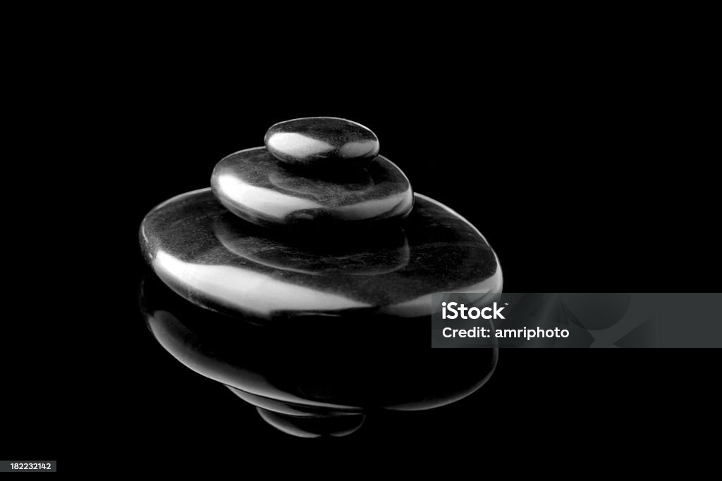 Piedras calientes sobre fondo negro - Foto de stock de Belleza libre de derechos