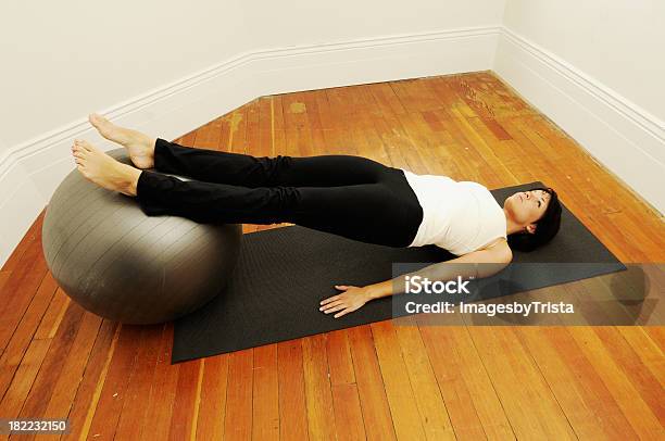 Pallone Per Fitness Esercizio - Fotografie stock e altre immagini di Adulto - Adulto, Allenamento a casa, Ambientazione interna