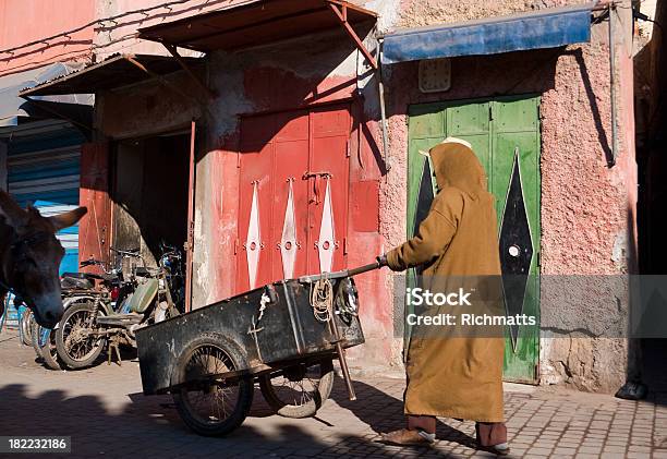 Photo libre de droit de La Ville De Marrakech banque d'images et plus d'images libres de droit de Adulte - Adulte, Chariot à bagages, Culture marocaine