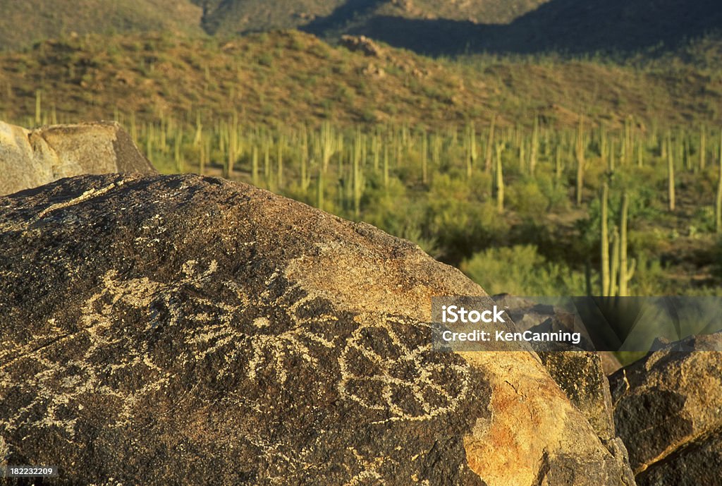 Petroglyphs на Сигнализировать Возвышенность - Стоковые фото Пустыня Сонора роялти-фри