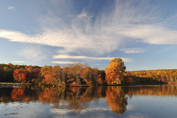 istock Hopewell Lake in Fall 182232236