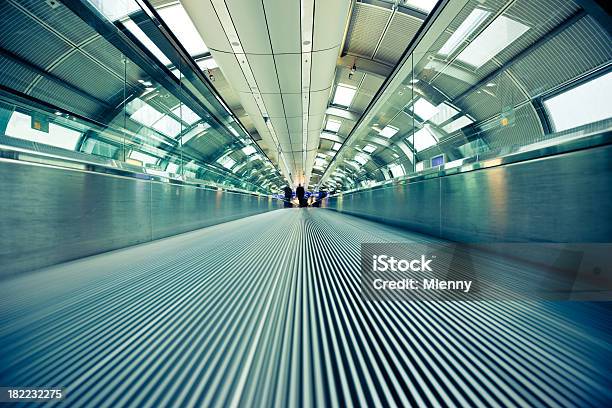 Foto de De Passagem Interior Moderno e mais fotos de stock de Abstrato - Abstrato, Aeroporto, Andar