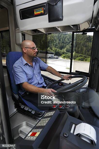 バスドライバ - バス運転手のストックフォトや画像を多数ご用意 - バス運転手, 運転する, バス