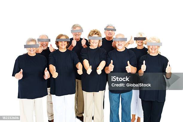 Senior Pessoas Com Olhos Abrangidas No Showimg Thumns Up - Fotografias de stock e mais imagens de Avó