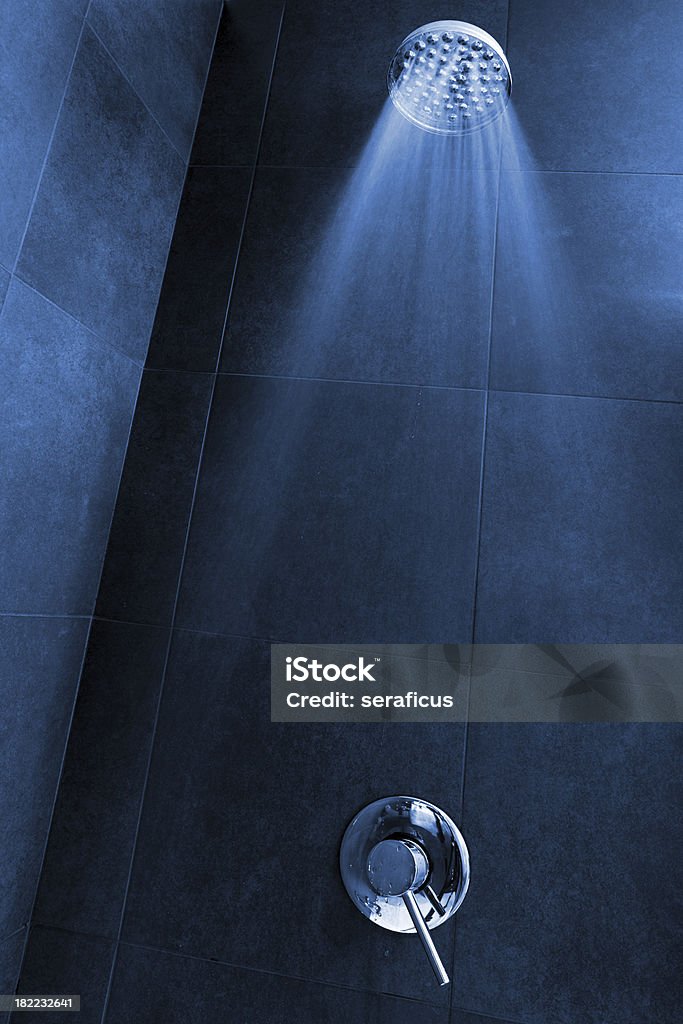 Une douche - Photo de Pomme de douche libre de droits