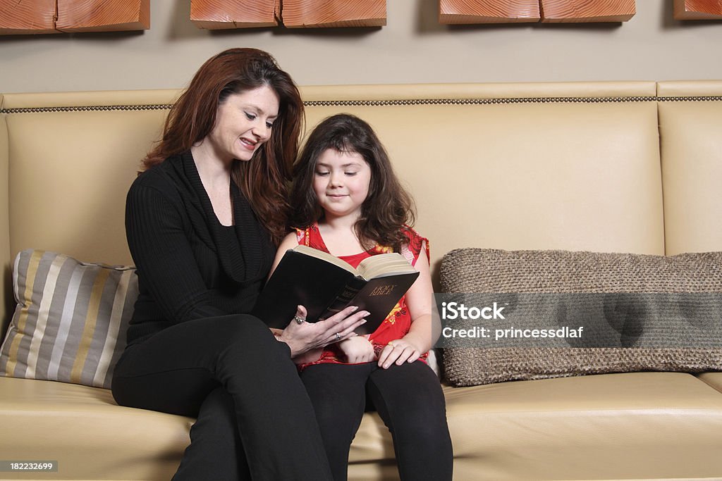 Lectura de la Biblia juntos - Foto de stock de 6-7 años libre de derechos