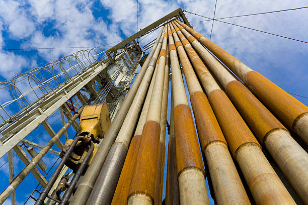 torre perforadora accionada con soportes mientras s'establezca - oil rig onshore drilling rig borehole fotografías e imágenes de stock