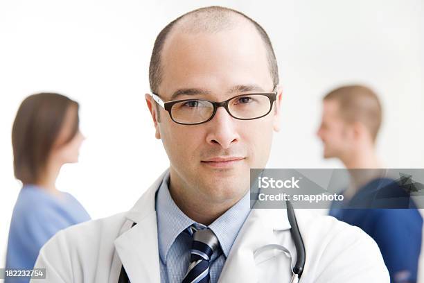 Arzt Stehend Mit Medizinischen Teams Stockfoto und mehr Bilder von 25-29 Jahre - 25-29 Jahre, 30-34 Jahre, Arzt