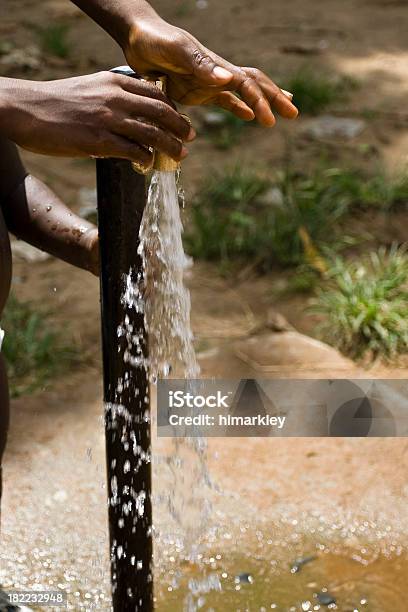 African Bambini Le Mani Intorno Una Pompa Dellacqua - Fotografie stock e altre immagini di Africa