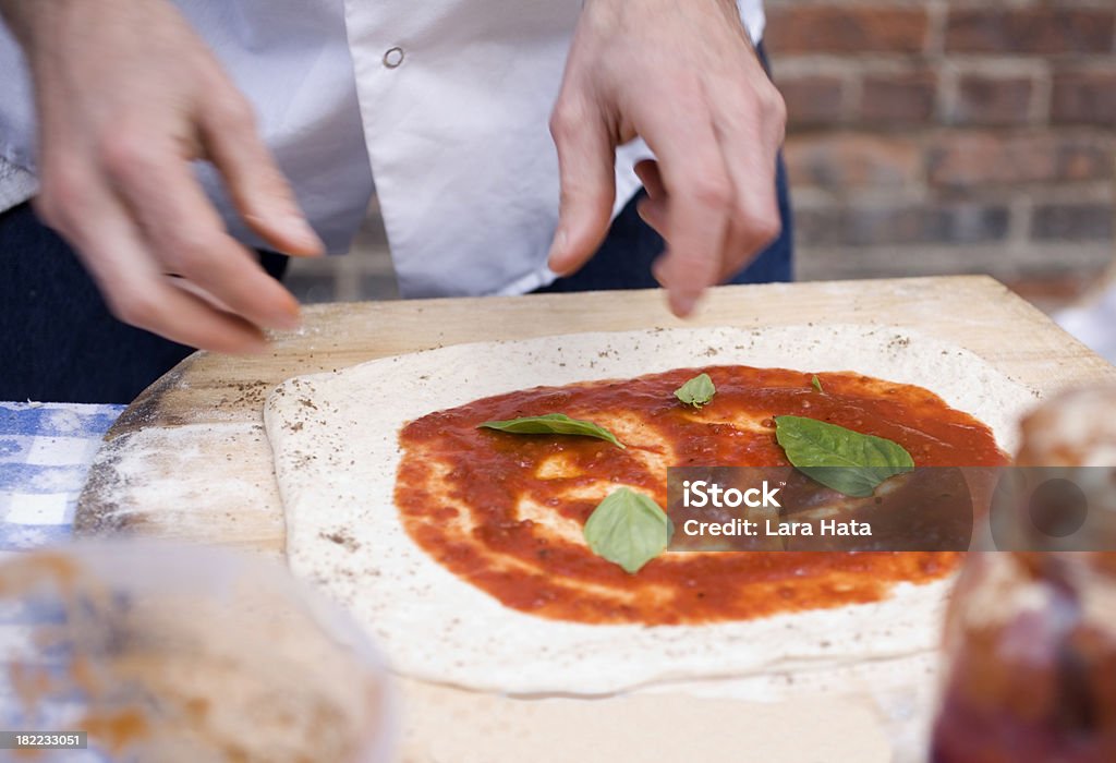 Künstlerische handgefertigte Pizza - Lizenzfrei Basilikum Stock-Foto